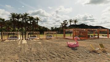 En la playa, camastros, sombrillas y toallas de playa