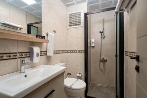 A bathroom with a sink, toilet, and shower. - Titan Club Hotel Ultra All Inclusive (Alanya)