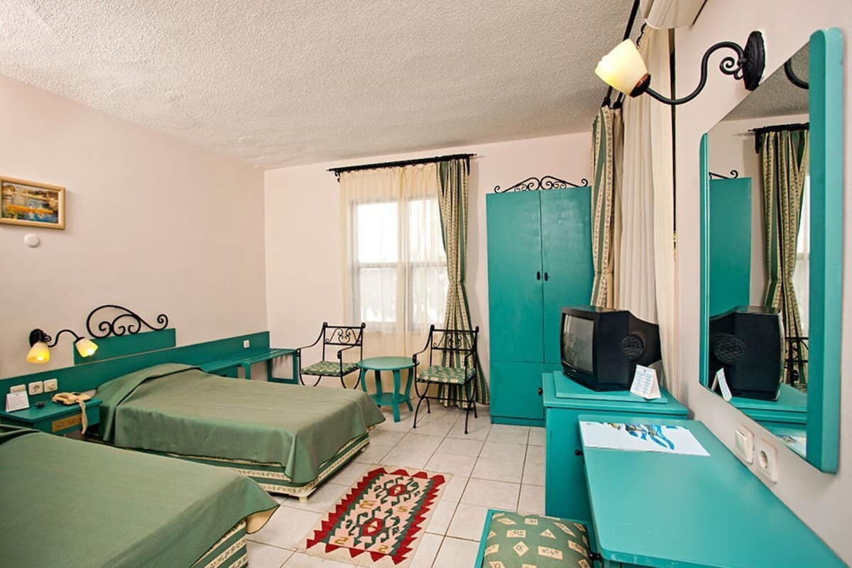 Minibar (free items), in-room safe, WiFi (free), bed sheets