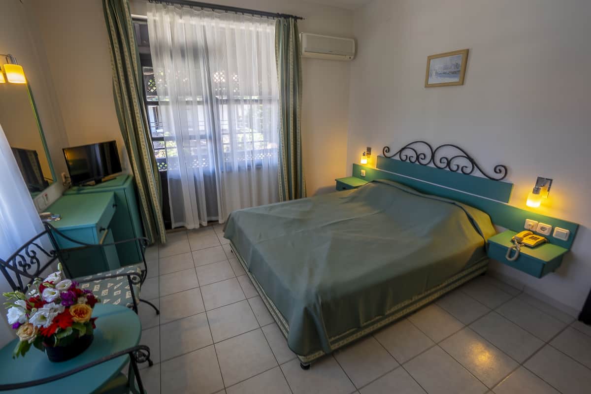 Minibar, in-room safe, bed sheets