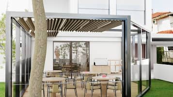 Kopi dan/atau alat penyeduh kopi