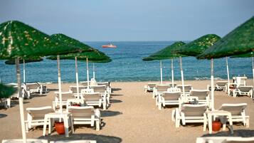 Am Strand, Liegestühle, Sonnenschirme, Strandtücher