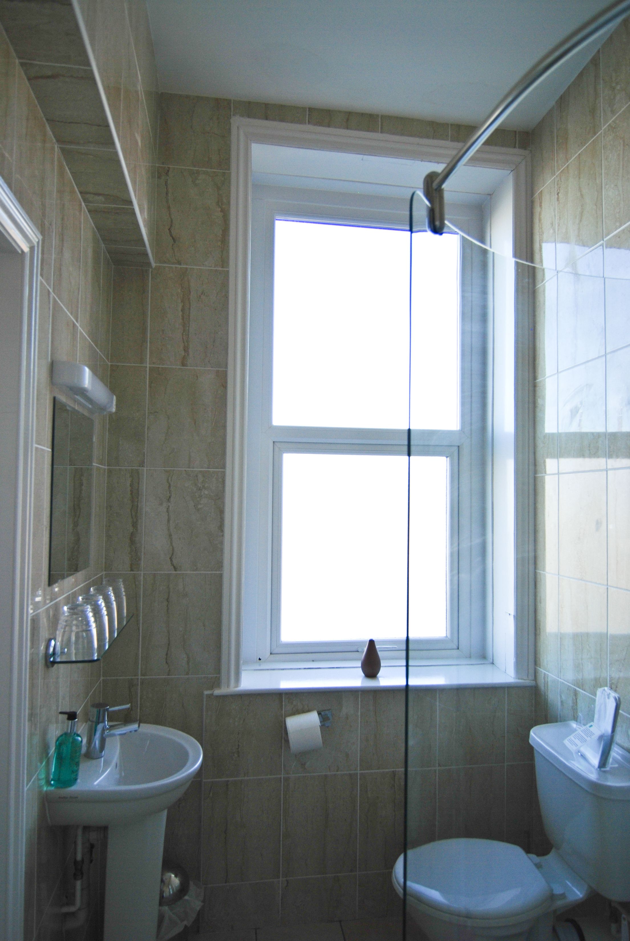 Articles de toilette gratuits, sèche-cheveux, serviettes fournies