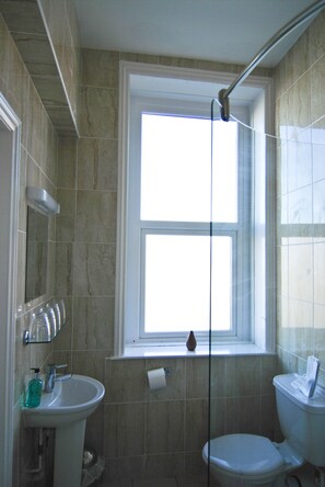 Gratis toiletartikelen, een haardroger, handdoeken