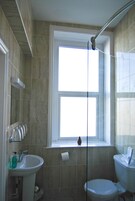 Artículos de higiene personal gratuitos, secador de pelo y toallas