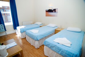 Dreibettzimmer | Zimmersafe, Bügeleisen/Bügelbrett, kostenloses WLAN, Bettwäsche