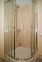 Habitación económica con 1 cama doble o 2 individuales | Baño | Artículos de higiene personal gratuitos, secador de pelo y toallas