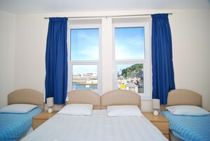 Caja fuerte, tabla de planchar con plancha, wifi gratis y ropa de cama