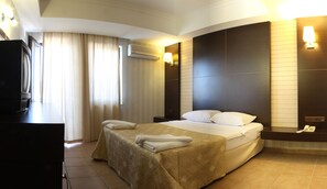 Standard Room | Minibar, in-room safe, free cribs/infant beds, free WiFi