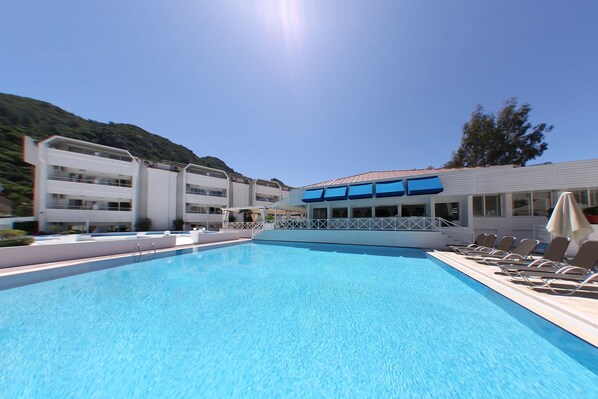 3 outdoor pools, pool umbrellas, sun loungers