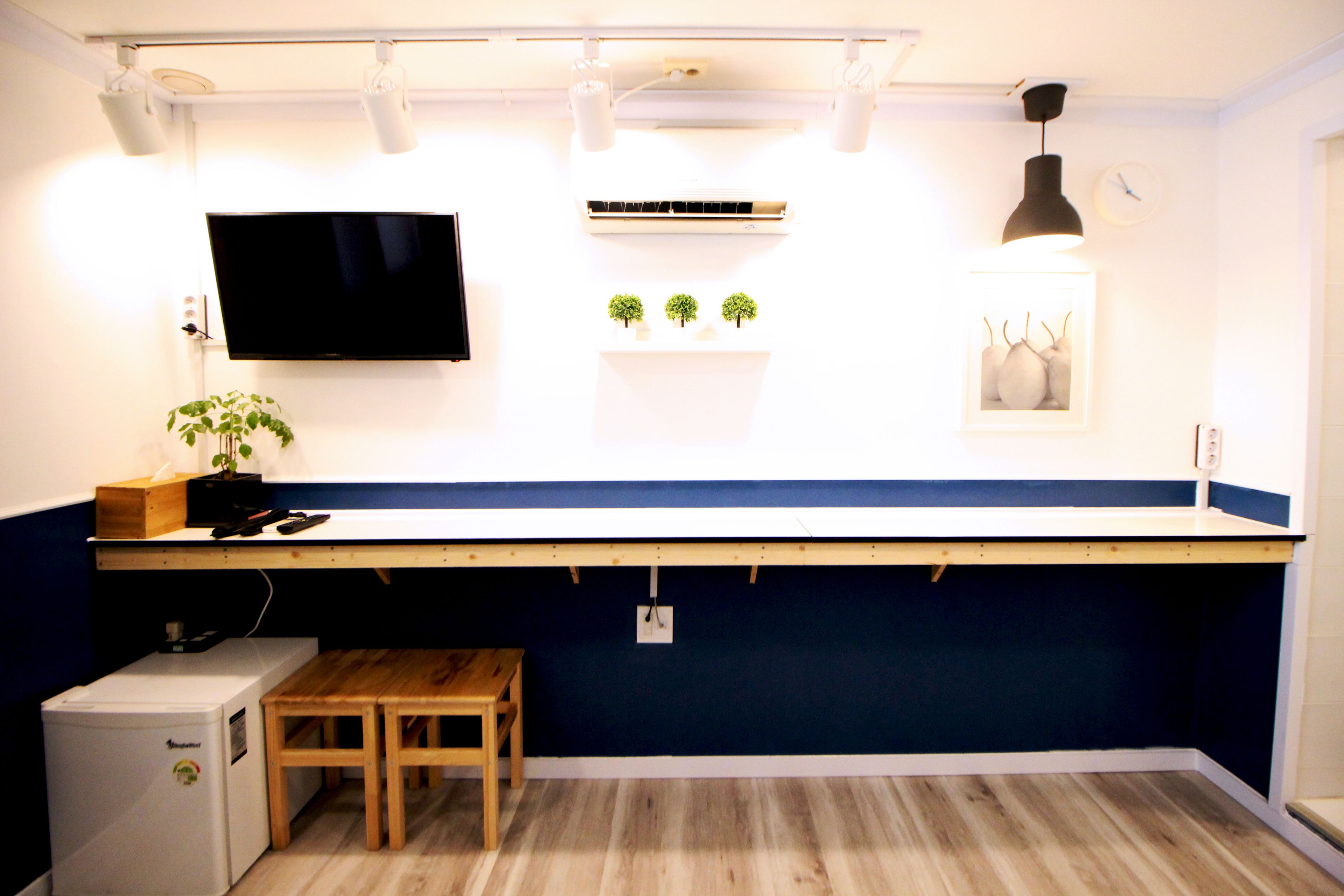 Habitación estándar doble, 1 cama doble, no fumadores, vistas al patio (non-Korean nationals only) | Escritorio, cortinas opacas, tabla de planchar con plancha y wifi gratis