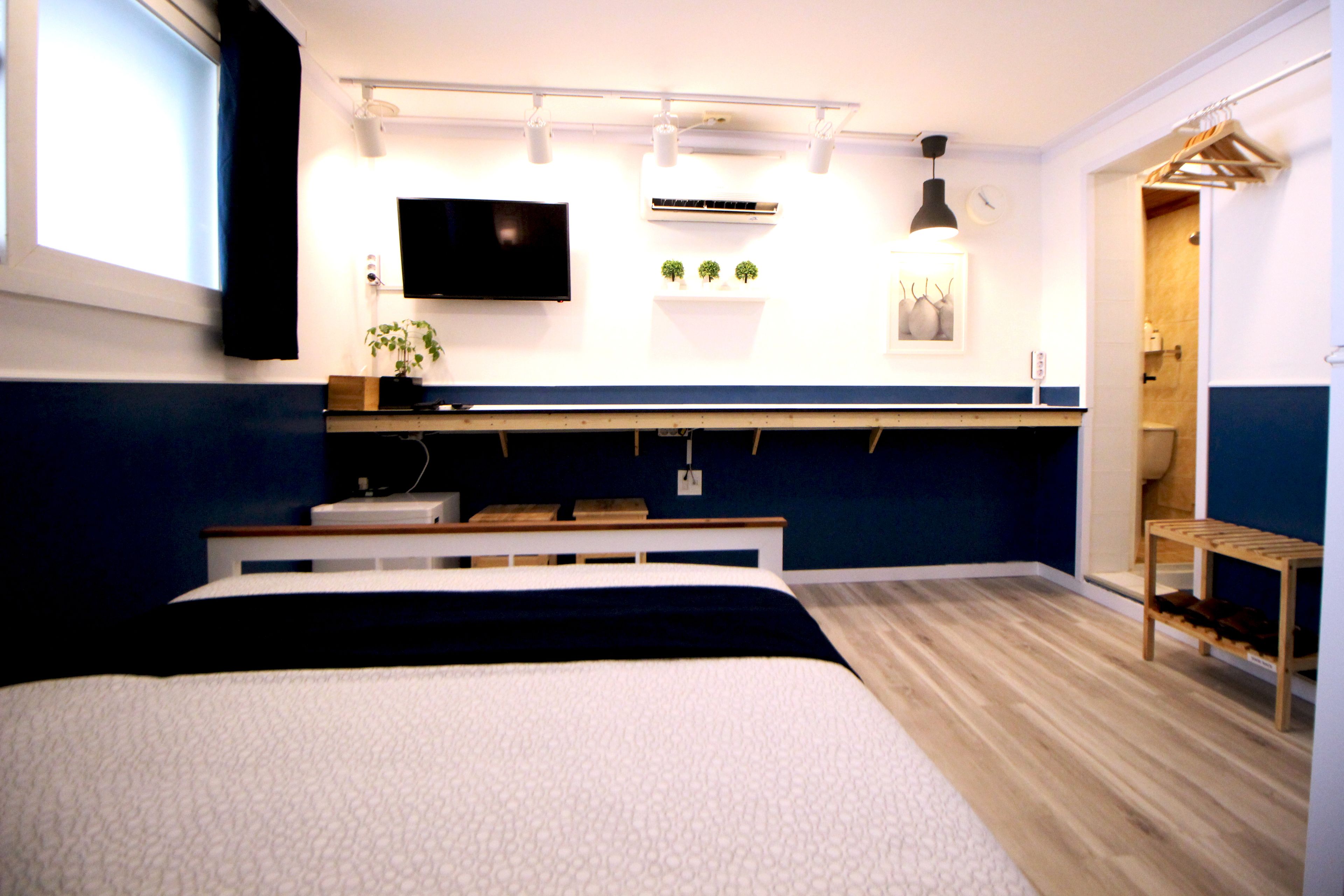 Habitación estándar doble, 1 cama doble, no fumadores, vistas al patio (non-Korean nationals only) | Escritorio, cortinas opacas, tabla de planchar con plancha y wifi gratis