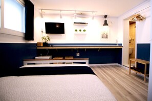 Escritorio, cortinas blackout y tabla de planchar con plancha 