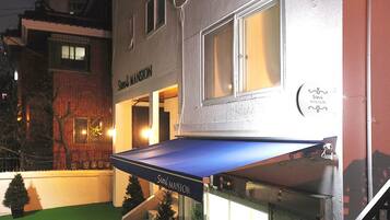 Fassade der Unterkunft – Abend/Nacht