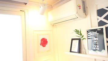 Habitación estándar con 2 camas individuales, 2 camas individuales (non-Korean nationals only) | Escritorio, cortinas opacas, tabla de planchar con plancha y wifi gratis