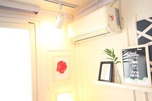 Escritorio, cortinas blackout y tabla de planchar con plancha 