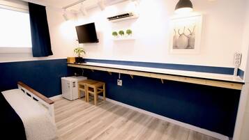 Standard-Doppelzimmer, 1 Doppelbett, Nichtraucher (non-Korean nationals only) | Schreibtisch, Verdunkelungsvorhänge, Bügeleisen/Bügelbrett