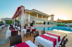 2 restaurants, breakfast, lunch, dinner served; Italian cuisine