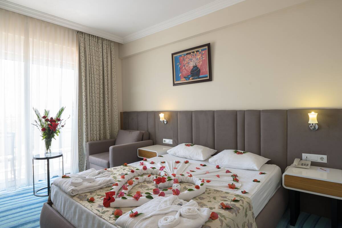 Premium bedding, minibar, soundproofing, WiFi