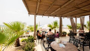 Petit déjeuner et déjeuner servis sur place, spécialités Cuisine turque