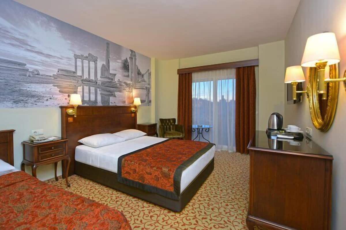 Free minibar, in-room safe, blackout curtains, soundproofing