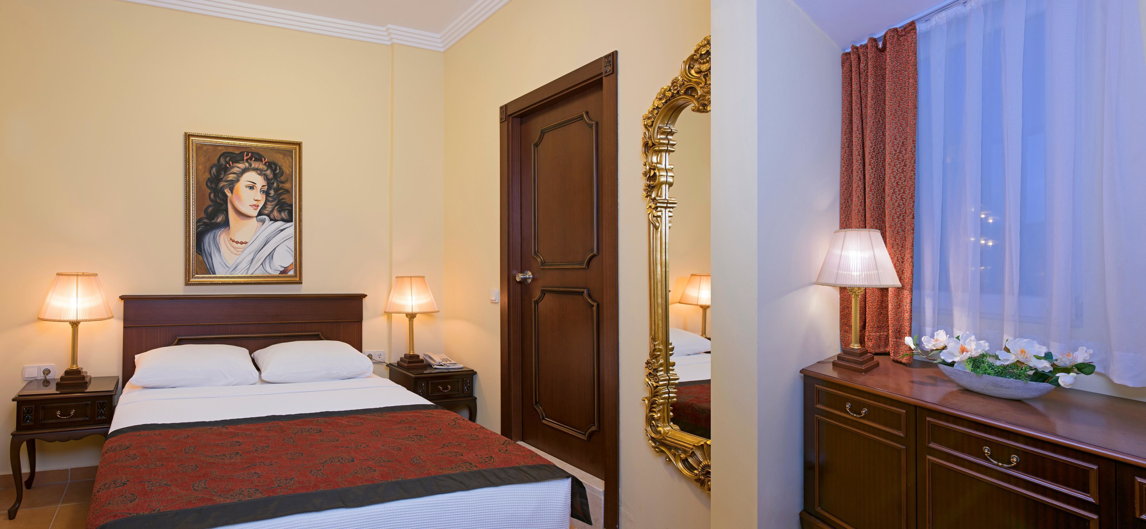 Economy Room | Free minibar, in-room safe, blackout drapes, soundproofing