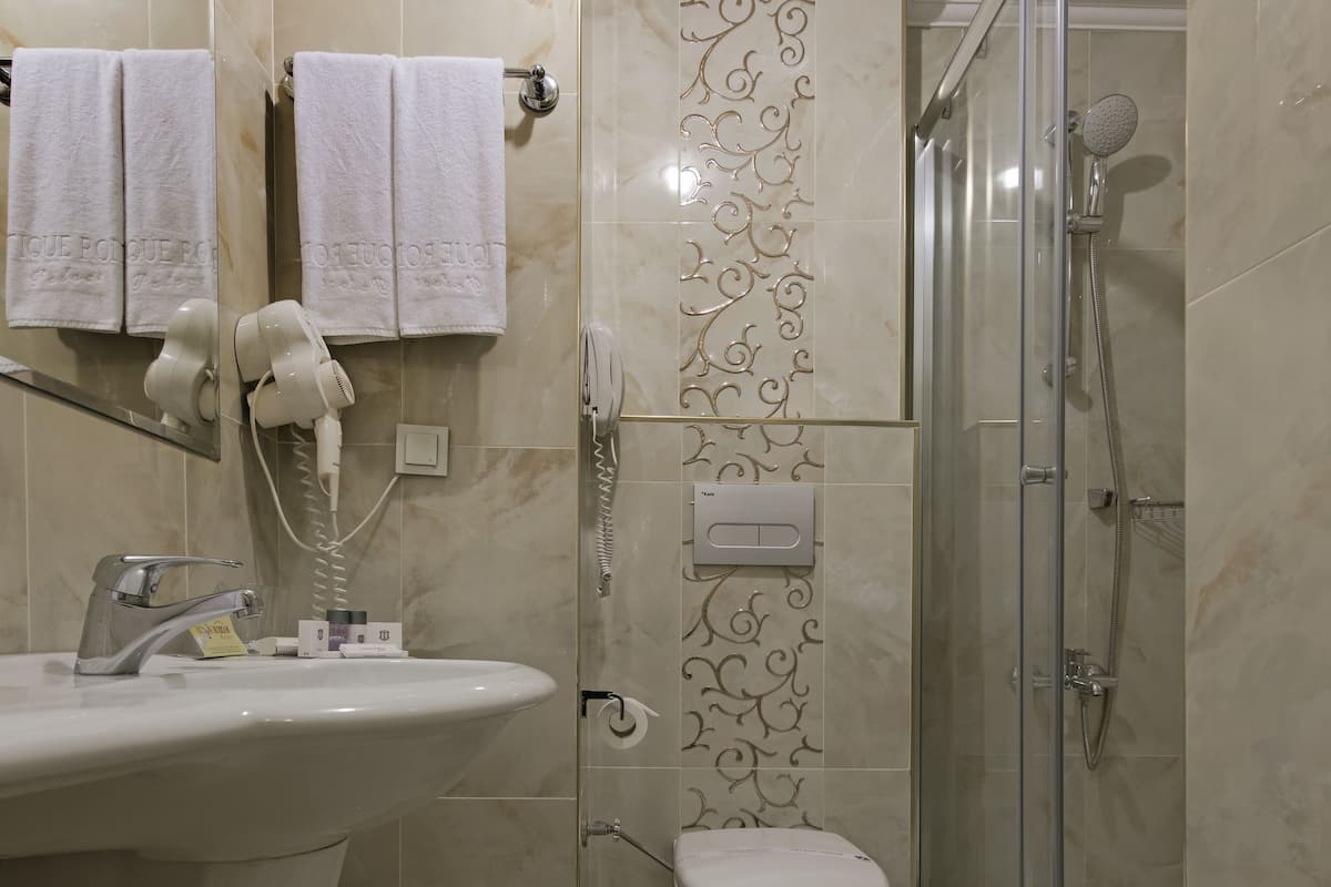 Hydromassage showerhead, free toiletries, hair dryer, slippers