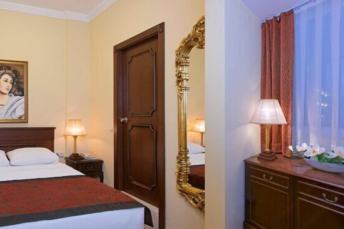 Economy Room | Minibar (free items), in-room safe, blackout drapes, soundproofing