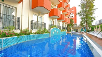 2 piscines extérieures, parasols de plage, chaises longues