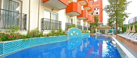 2 ulkouima-allasta, aurinkovarjoja, aurinkotuoleja