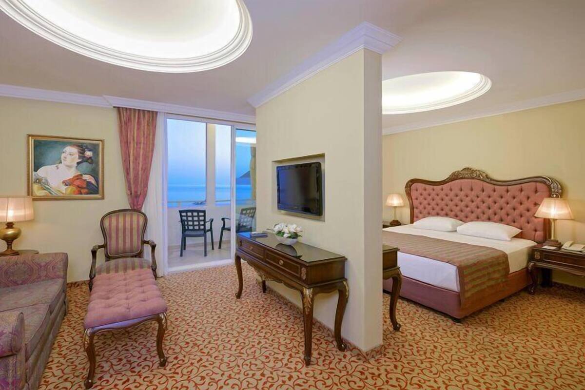 King Suite | Free minibar, in-room safe, blackout curtains, soundproofing