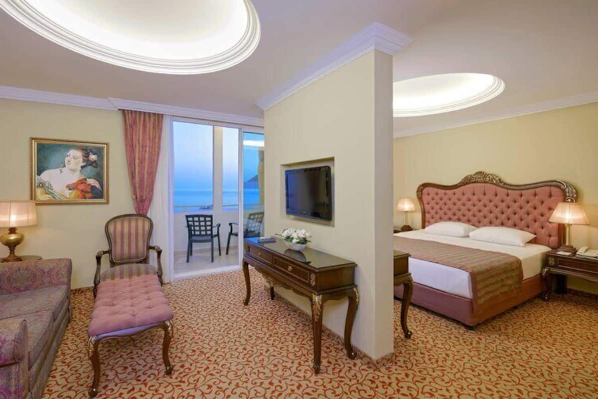 King Suite | Minibar (free items), in-room safe, blackout drapes, soundproofing