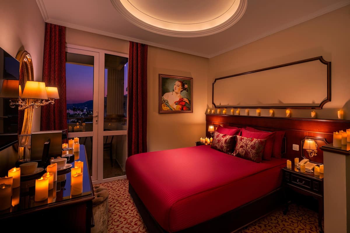 Romantisches Doppelzimmer, 1 Doppelbett, eingeschränkter Meerblick