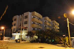 Fachada de la propiedad por la tarde o noche