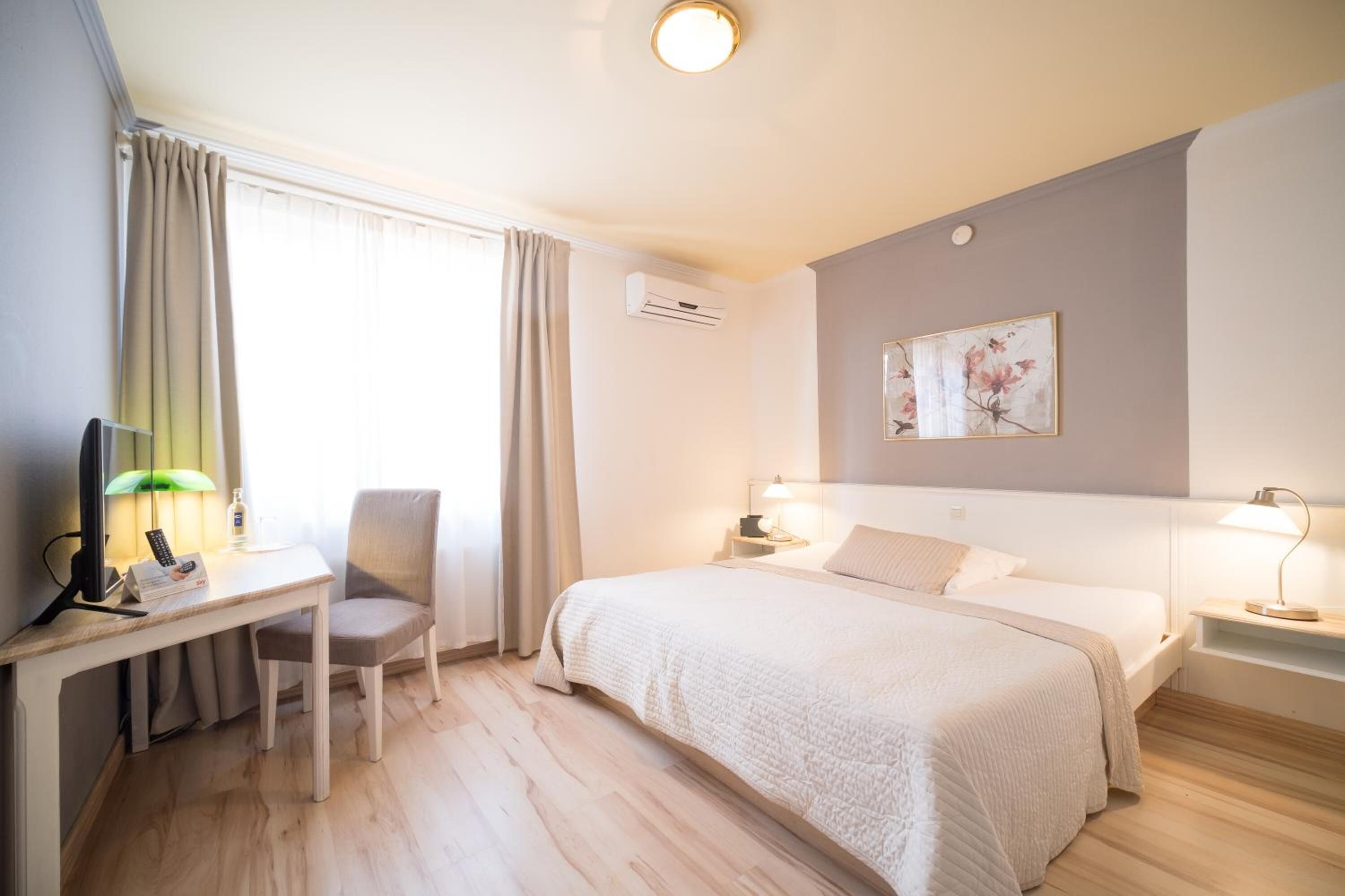 1 bedroom, hypo-allergenic bedding, desk, laptop workspace