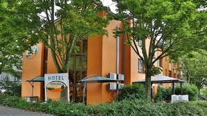A hotel with a sign indicating it is the Toskana Hotel. - Hotel Toskana (Wiesbaden)