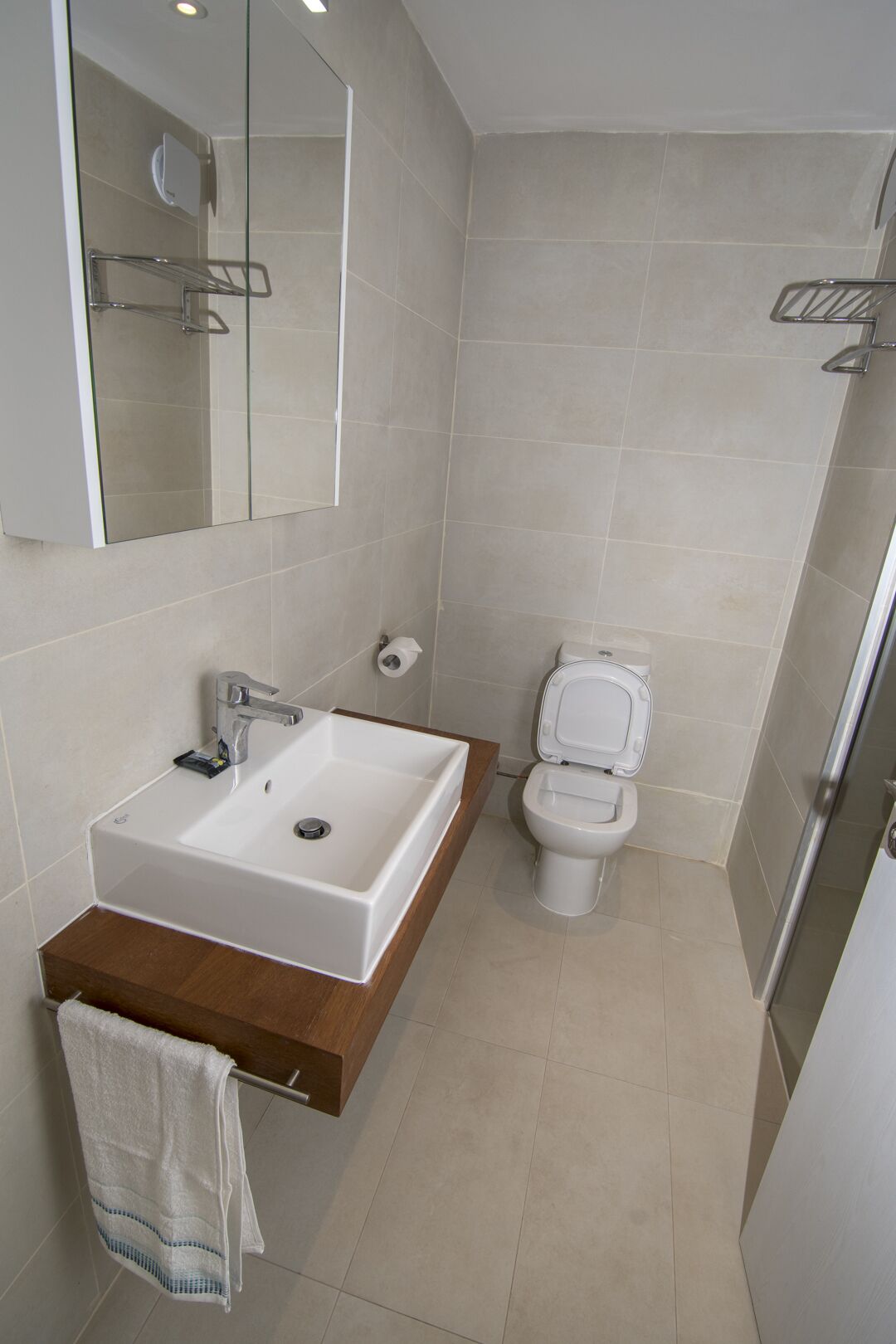 combined shower/bathtub, deep-soaking bathtub, rainfall showerhead