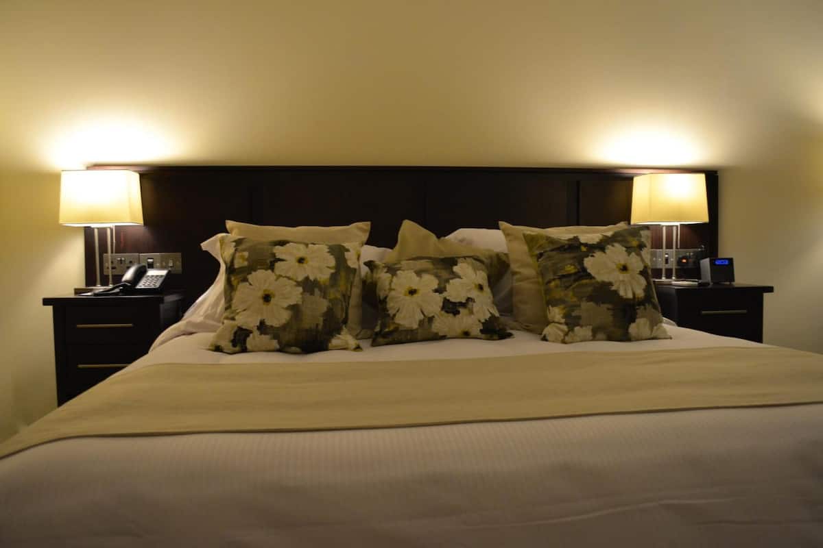 1 bedroom, egyptian cotton sheets, premium bedding, down duvets