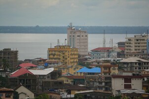 Una zona urbana densamente poblada con diversos edificios, incluyendo un edificio amarillo destacado con el rótulo