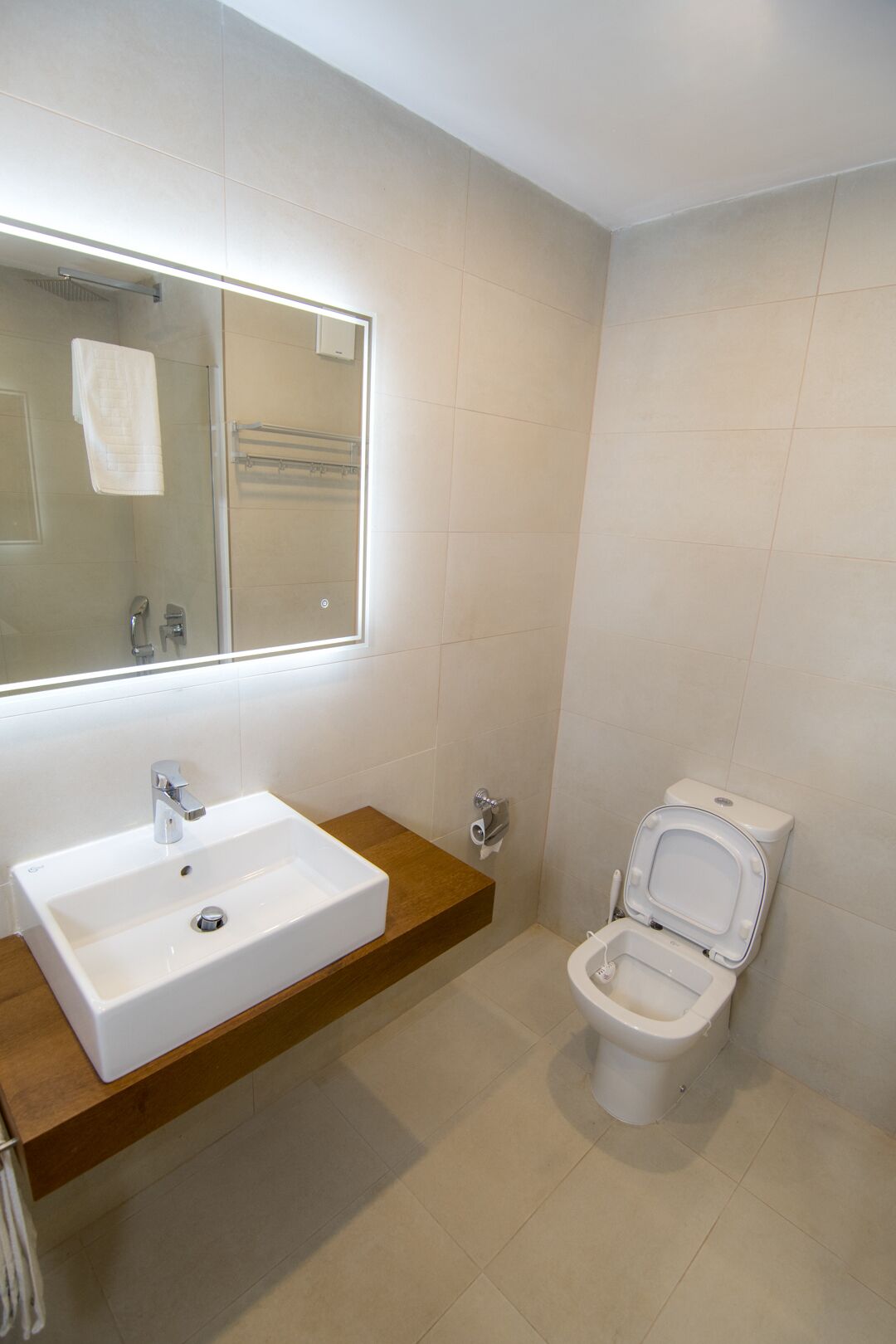 combined shower/bathtub, deep-soaking bathtub, rainfall showerhead