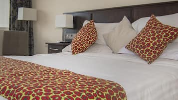 1 bedroom, Egyptian cotton sheets, premium bedding, down comforters