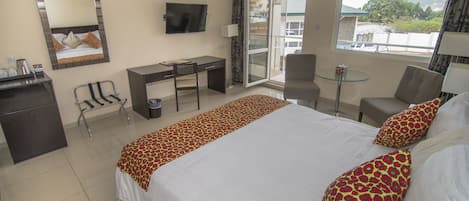 1 bedroom, Egyptian cotton sheets, premium bedding, down comforters