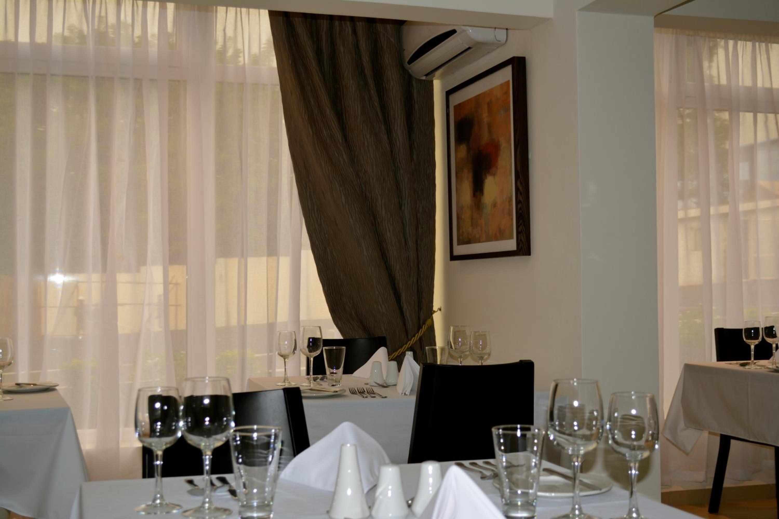 breakfast, lunch, dinner served; international cuisine