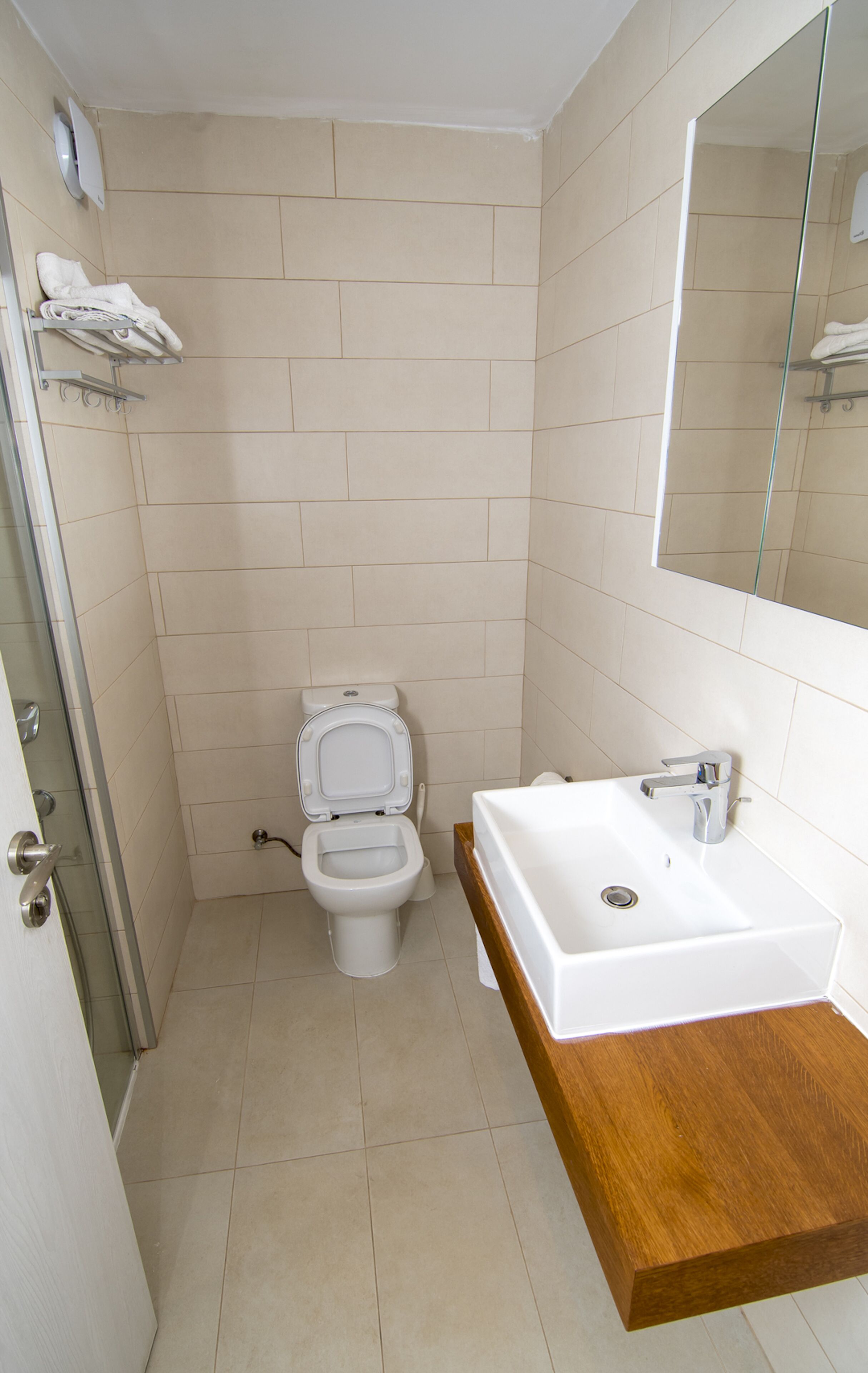 combined shower/bathtub, deep-soaking bathtub, rainfall showerhead