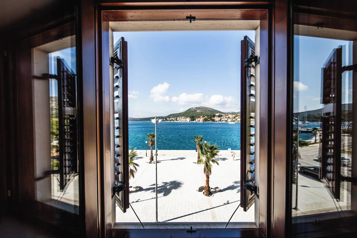 Studio | Värdeförvaringsskåp på rummet, skrivbord och mörkläggningsgardiner