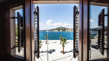 Studio | Peti besi dalam bilik, meja, langsir/tirai gelap terus, kalis bunyi