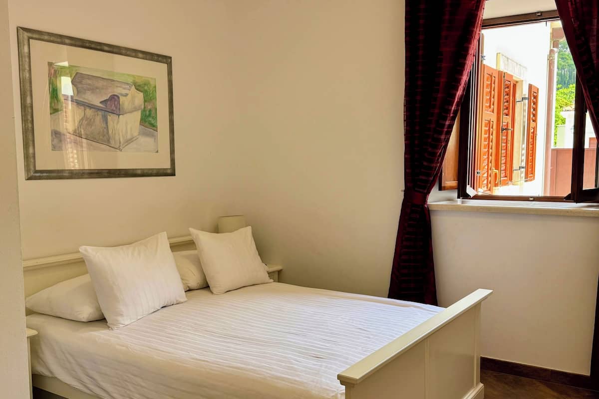 Apartment, 1 Schlafzimmer, Poolblick, Erdgeschoss | Zimmersafe, Schreibtisch, Verdunkelungsvorhänge, schallisolierte Zimmer