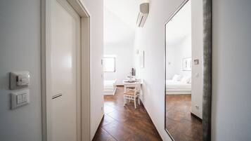 Studio | Coffres-forts dans les chambres, bureau, rideaux occultants