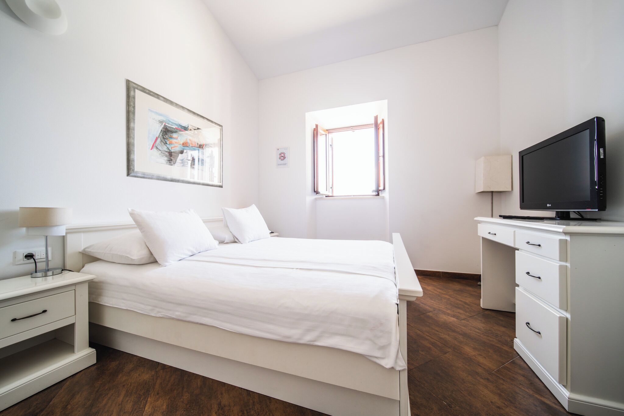 Studio | In-room safe, desk, blackout drapes, soundproofing