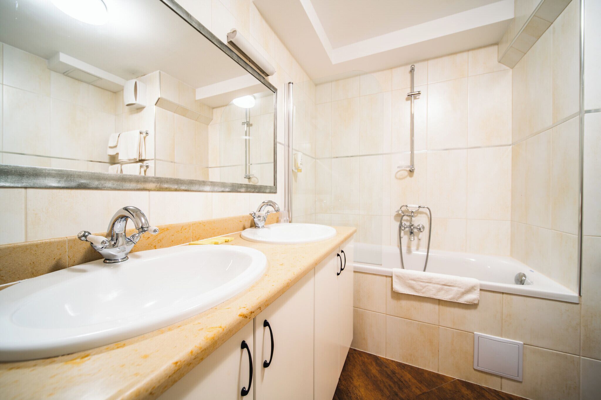 Comfort Studio | Bathroom | Shower, free toiletries, hair dryer, towels